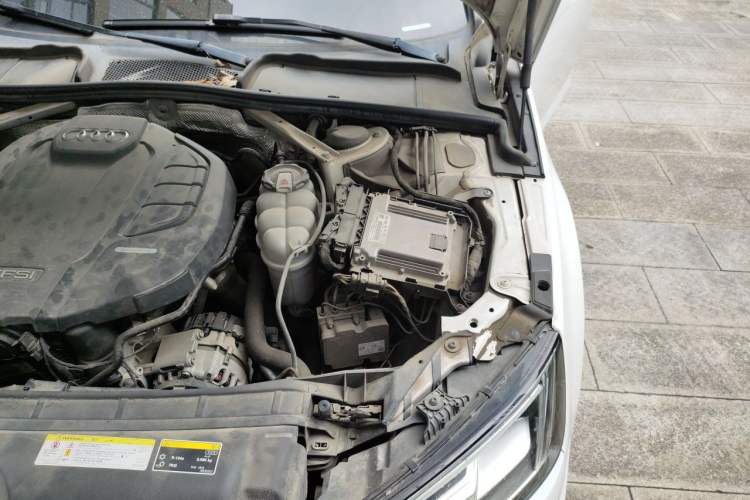 Used Audi A4L 2019 40 TFSI Fashion Edition China VI Emission Standard Engine Bay Left