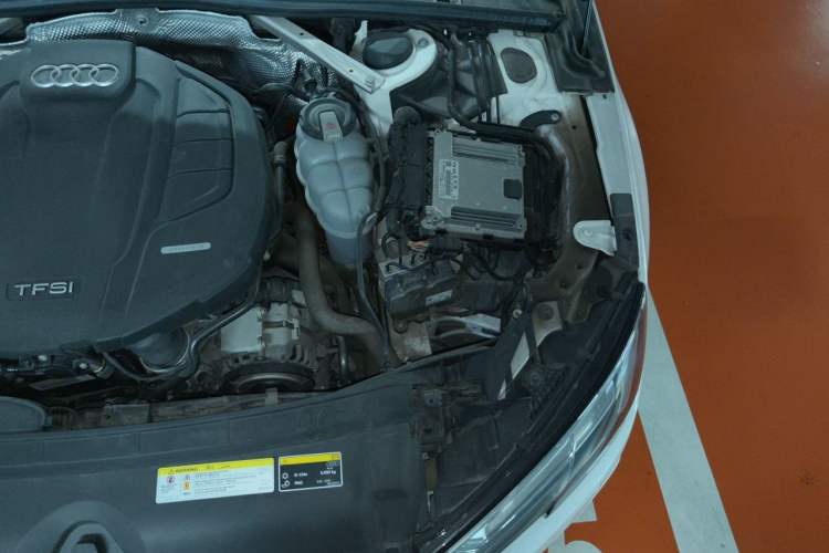 Used Audi A4L 2019 40 TFSI Fashion Edition China VI Emission Standard Engine Bay Left