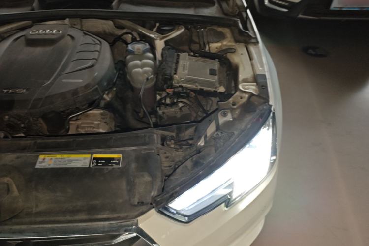 Used Audi A4L 2019 40 TFSI Fashion Edition China VI Emission Standard Engine Bay Left