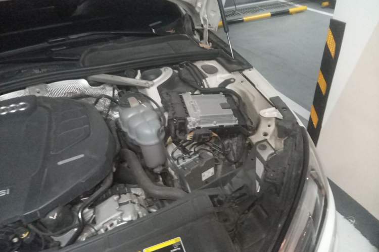 Used Audi A4L 2019 40 TFSI Fashion Edition China VI Emission Standard Engine Bay Left