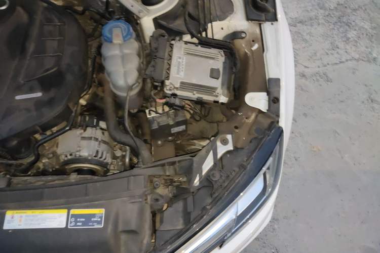 Used Audi A4L 2019 40 TFSI Fashion Edition China VI Emission Standard Engine Bay Left