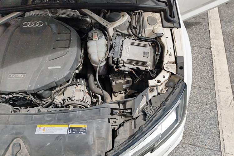 Used Audi A4L 2019 40 TFSI Fashion Edition China VI Emission Standard Engine Bay Left