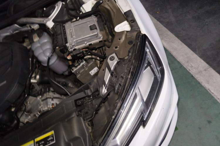 Used Audi A4L 2019 40 TFSI Fashion Edition China VI Emission Standard Engine Bay Left