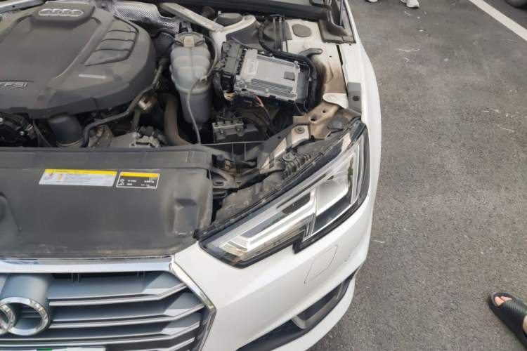 Used Audi A4L 2019 40 TFSI Fashion Edition China VI Emission Standard Engine Bay Left