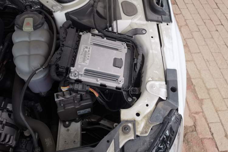 Used Audi A4L 2019 40 TFSI Fashion Edition China VI Emission Standard Engine Bay Left