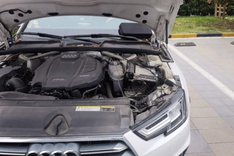 Used Audi A4L 2019 40 TFSI Fashion Edition China VI Emission Standard Engine Bay Left