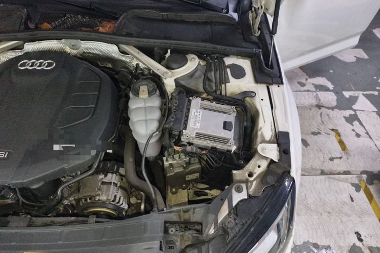 Used Audi A4L 2019 40 TFSI Fashion Edition China VI Emission Standard Engine Bay Left