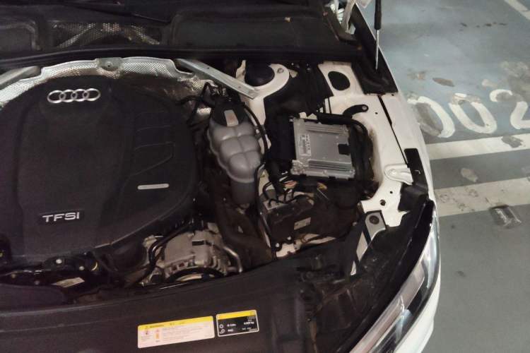 Used Audi A4L 2019 40 TFSI Fashion Edition China VI Emission Standard Engine Bay Left