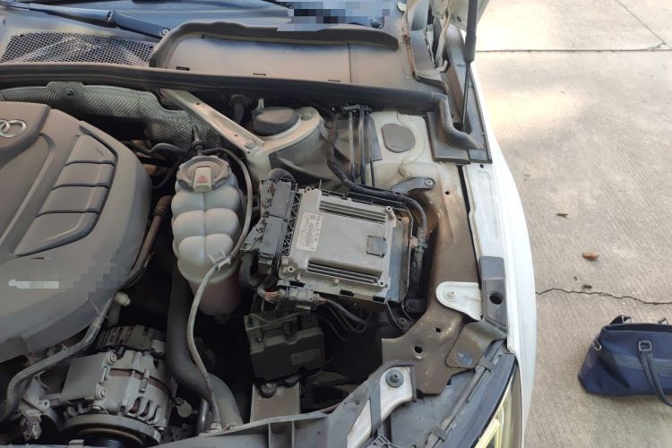 Used Audi A4L 2019 40 TFSI Ambition China VI Engine Bay Left