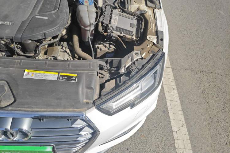 Used Audi A4L 2019 40 TFSI Fashion Edition China VI Emission Standard Engine Bay Left