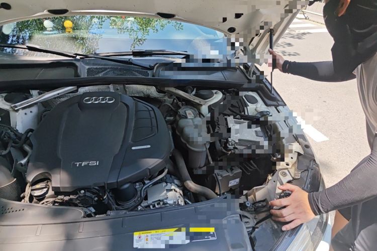 Used Audi A4L 2019 40 TFSI Fashion Edition China VI Emission Standard Engine Bay Left
