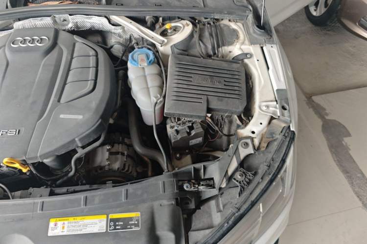 Used Audi A4L 2019 40 TFSI Fashion Edition China VI Emission Standard Engine Bay Left