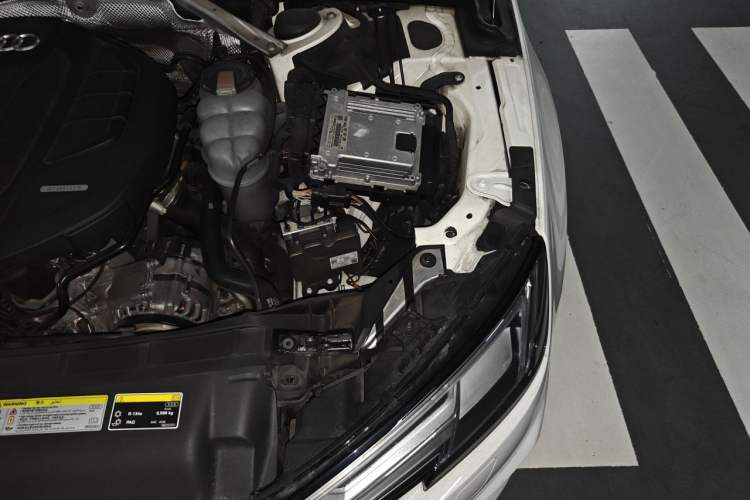 Used Audi A4L 2019 40 TFSI Fashion Edition China VI Emission Standard Engine Bay Left