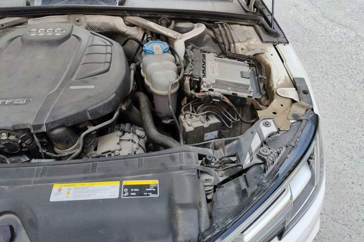 Used Audi A4L 2019 40 TFSI Fashion Edition China VI Emission Standard Engine Bay Left