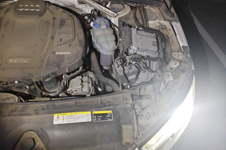 Used Audi A4L 2019 40 TFSI Fashion Edition China VI Emission Standard Engine Bay Left