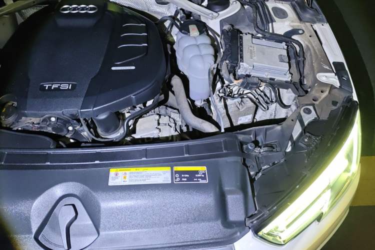 Used Audi A4L 2019 40 TFSI Fashion Edition China VI Emission Standard Engine Bay Left