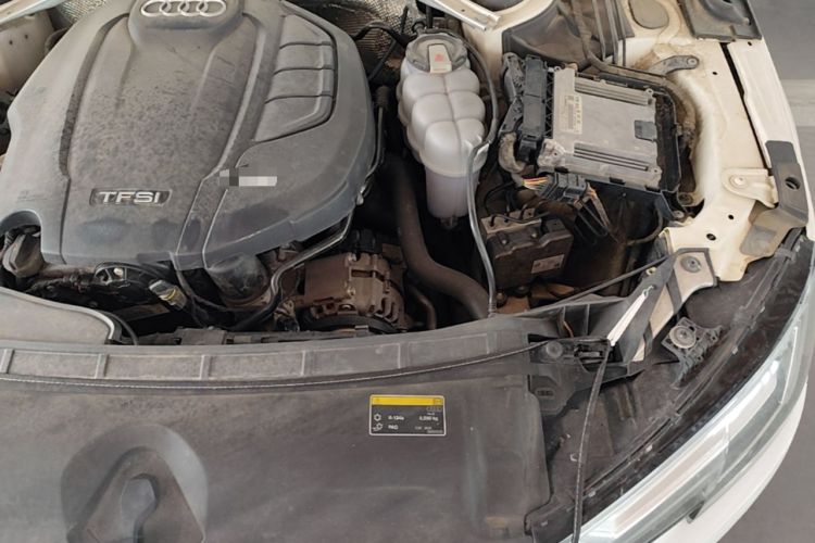 Used Audi A4L 2019 40 TFSI Fashion Edition China VI Emission Standard Engine Bay Left