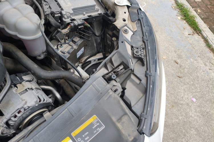 Used Audi A4L 2019 40 TFSI Fashion Edition China VI Emission Standard Engine Bay Left