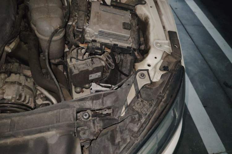 Used Audi A4L 2019 40 TFSI Fashion Edition China VI Emission Standard Engine Bay Left