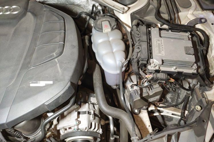 Used Audi A4L 2019 40 TFSI Fashion Edition China VI Emission Standard Engine Bay Left