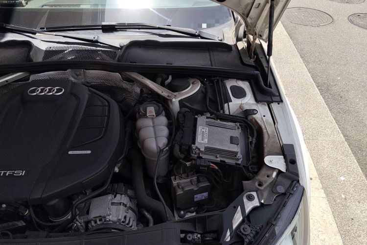 Used Audi A4L 2019 40 TFSI Fashion Edition China VI Emission Standard Engine Bay Left