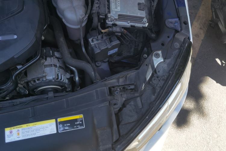 Used Audi A4L 2019 40 TFSI Fashion Edition China VI Emission Standard Engine Bay Left