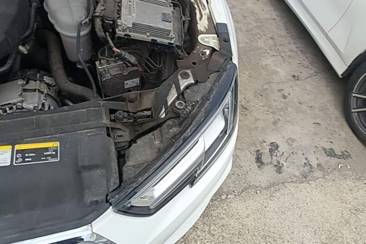 Used Audi A4L 2019 40 TFSI Fashion Edition China VI Emission Standard Engine Bay Left