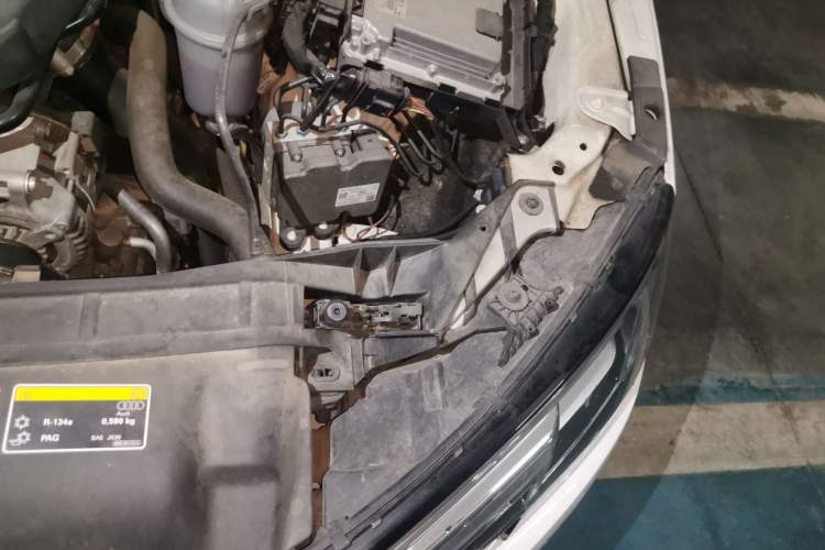 Used Audi A4L 2019 40 TFSI Ambition Version China V Engine Bay Left