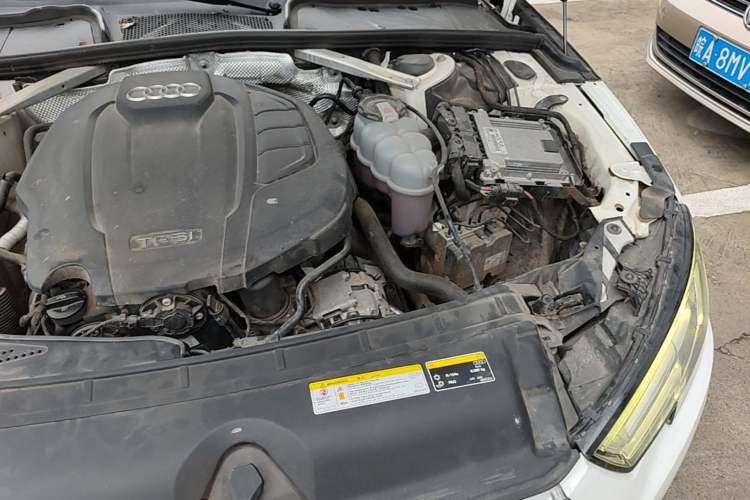 Used Audi A4L 2019 40 TFSI Fashion Edition China VI Emission Standard Engine Bay Left
