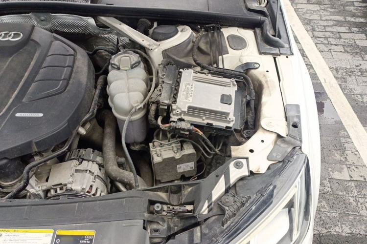 Used Audi A4L 2019 40 TFSI Fashion Edition China VI Emission Standard Engine Bay Left