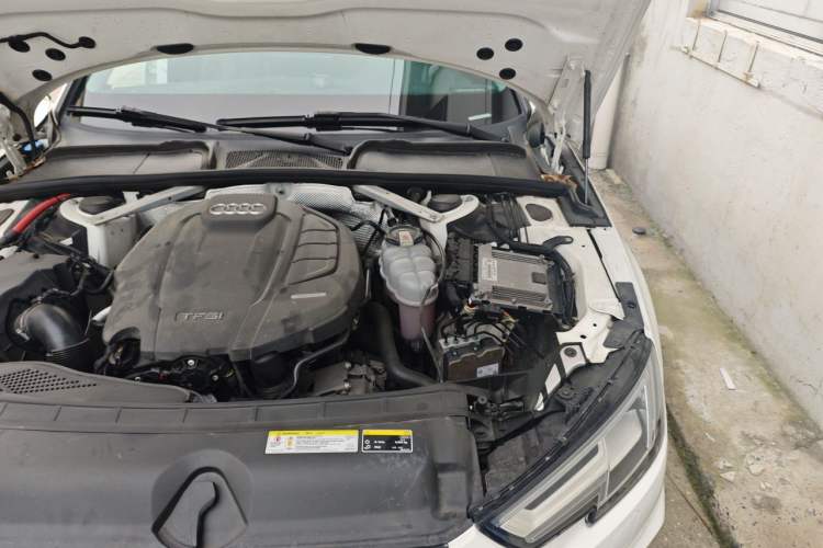 Used Audi A4L 2019 40 TFSI Fashion Edition China VI Emission Standard Engine Bay Left