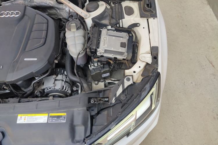 Used Audi A4L 2019 40 TFSI Fashion Edition China VI Emission Standard Engine Bay Left