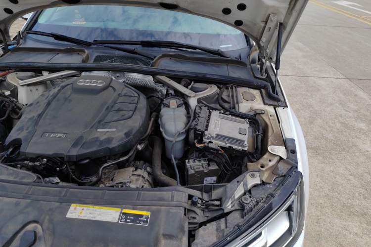 Used Audi A4L 2019 40 TFSI Fashion Edition China VI Emission Standard Engine Bay Left