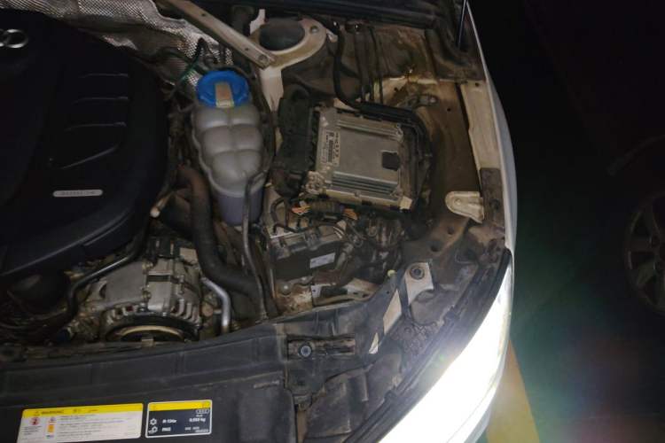 Used Audi A4L 2019 40 TFSI Fashion Edition China VI Emission Standard Engine Bay Left