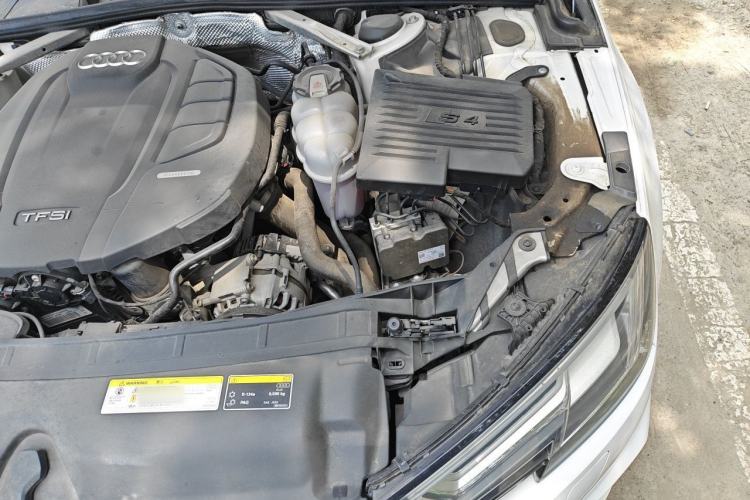 Used Audi A4L 2019 40 TFSI Fashion Edition China VI Emission Standard Engine Bay Left