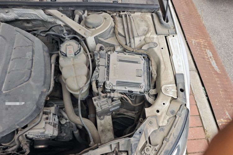 Used Audi A4L 2019 40 TFSI Fashion Edition China VI Emission Standard Engine Bay Left