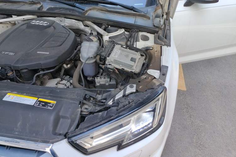 Used Audi A4L 2019 40 TFSI Fashion Edition China VI Emission Standard Engine Bay Left