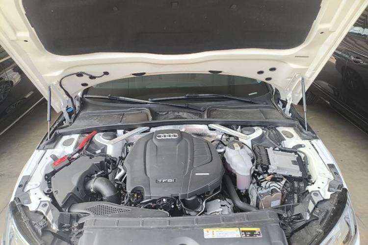 Used Audi A4L 2019 40 TFSI Fashion Edition China VI Emission Standard Engine Bay