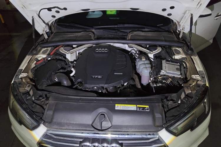 Used Audi A4L 2019 40 TFSI Ambition China VI Engine Bay