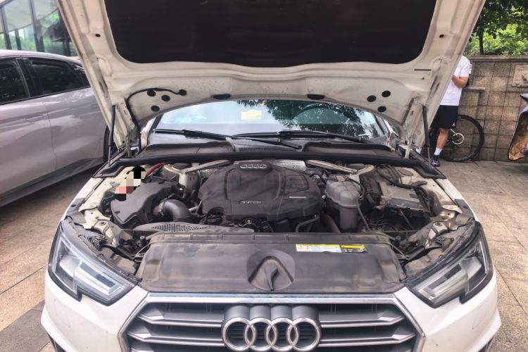 Used Audi A4L 2019 40 TFSI Fashion Edition China VI Emission Standard Engine Bay