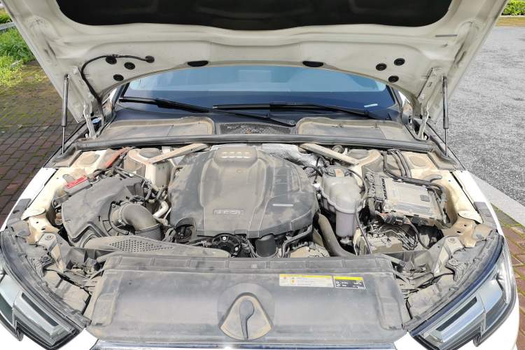 Used Audi A4L 2019 40 TFSI Ambition China VI Engine Bay