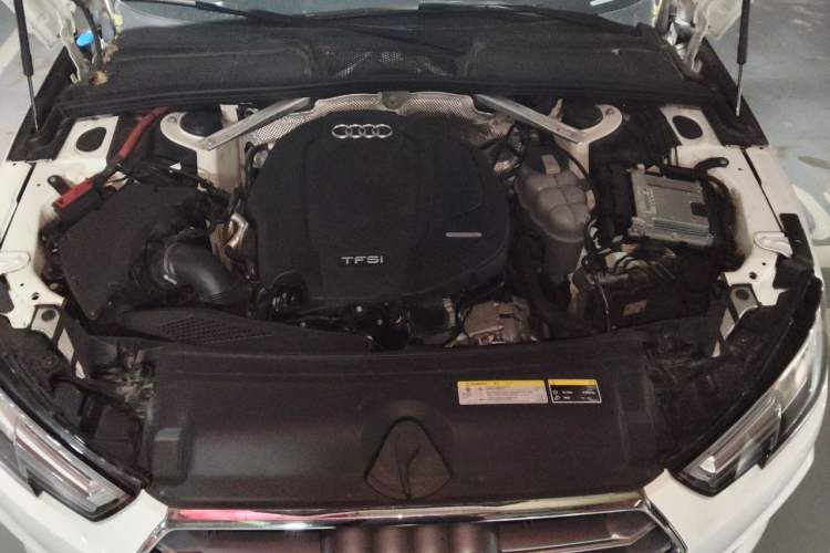 Used Audi A4L 2019 40 TFSI Fashion Edition China VI Emission Standard Engine Bay
