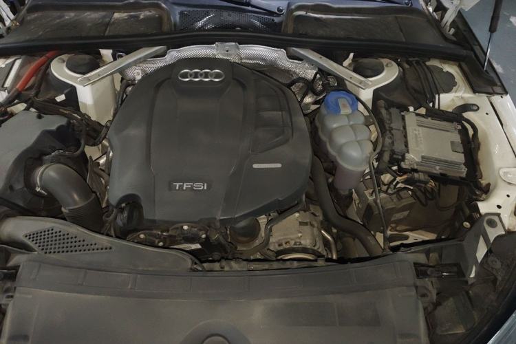 Used Audi A4L 2019 40 TFSI Fashion Edition China VI Emission Standard Engine Bay