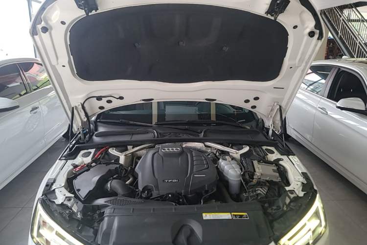 Used Audi A4L 2019 40 TFSI Fashion Edition China VI Emission Standard Engine Bay