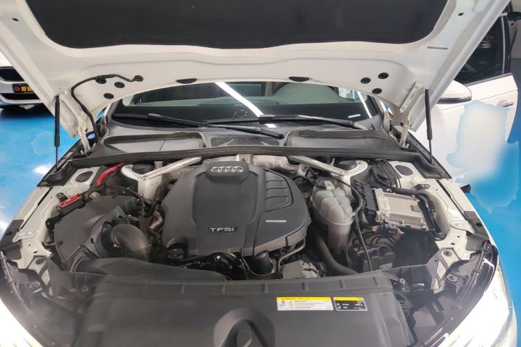 Used Audi A4L 2019 40 TFSI Fashion Edition China VI Emission Standard Engine Bay