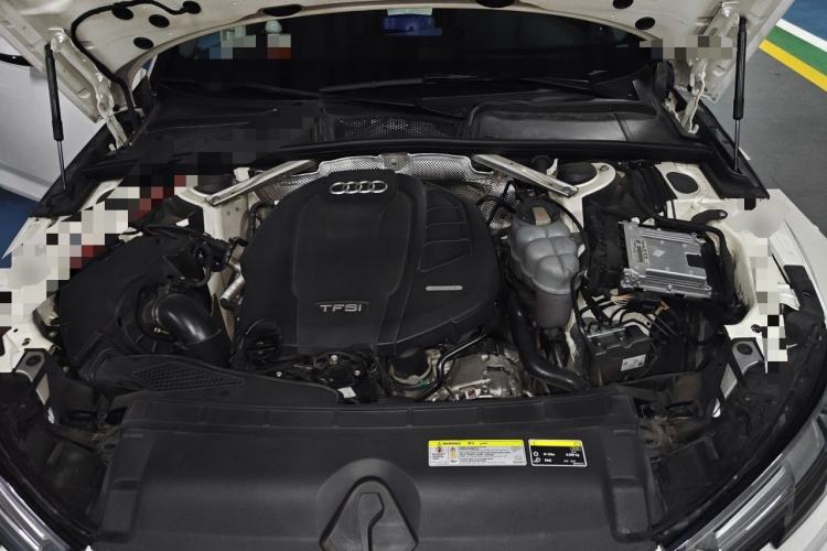 Used Audi A4L 2019 40 TFSI Fashion Edition China VI Emission Standard Engine Bay