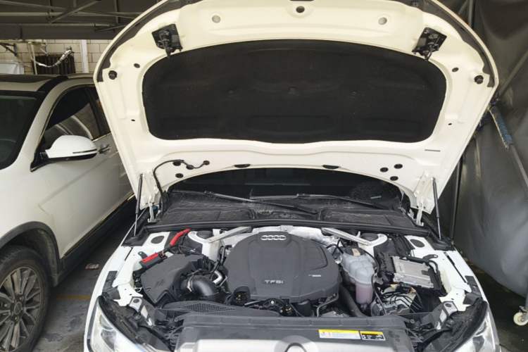 Used Audi A4L 2019 40 TFSI Ambition China VI Engine Bay