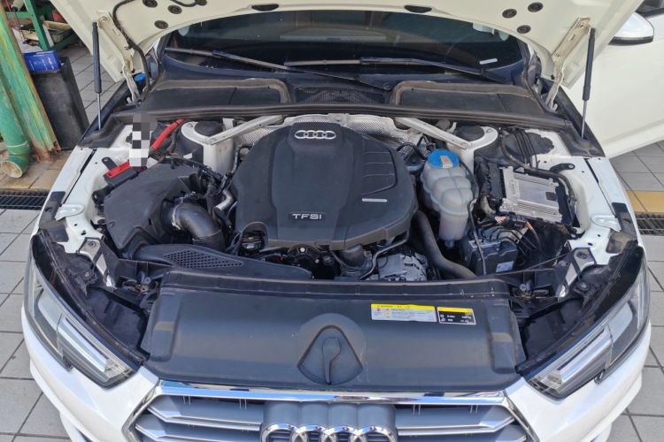 Used Audi A4L 2019 40 TFSI Fashion Edition China VI Emission Standard Engine Bay