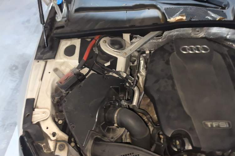 Used Audi A4L 2019 40 TFSI Fashion Edition China VI Emission Standard Engine Bay Right