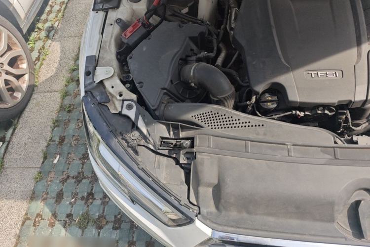 Used Audi A4L 2019 40 TFSI Fashion Edition China VI Emission Standard Engine Bay Right